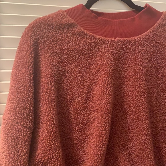 Red lined cropped sweatshirt from Fabletics - Picture 2 of 4